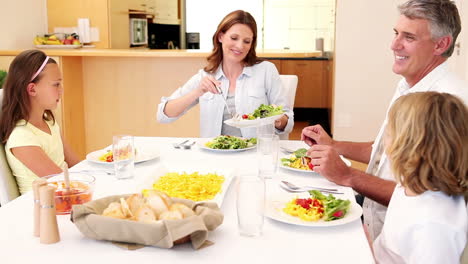 una familia feliz almorzando