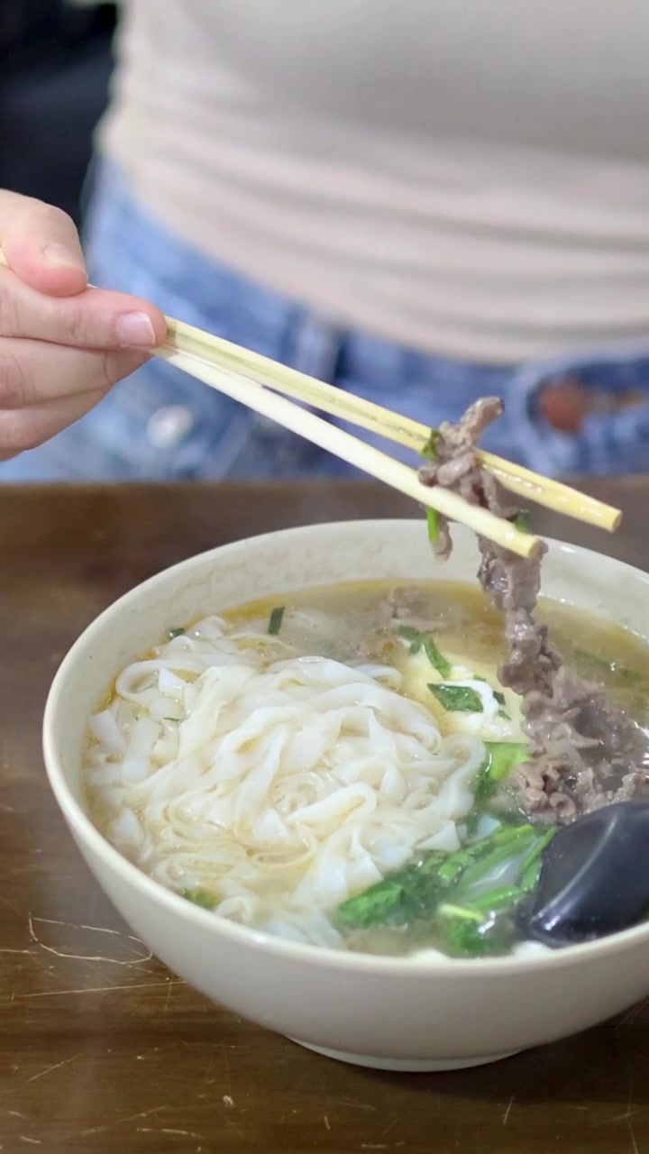Gắp Thịt Bò Từ Tô Phở Nóng Hổi