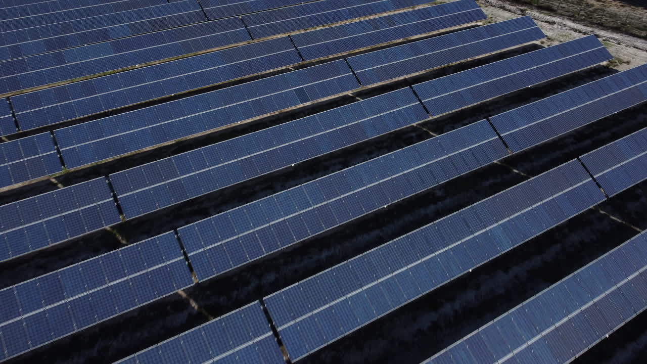 Pannelli fotovoltaici in un campo solare in Portogallo.