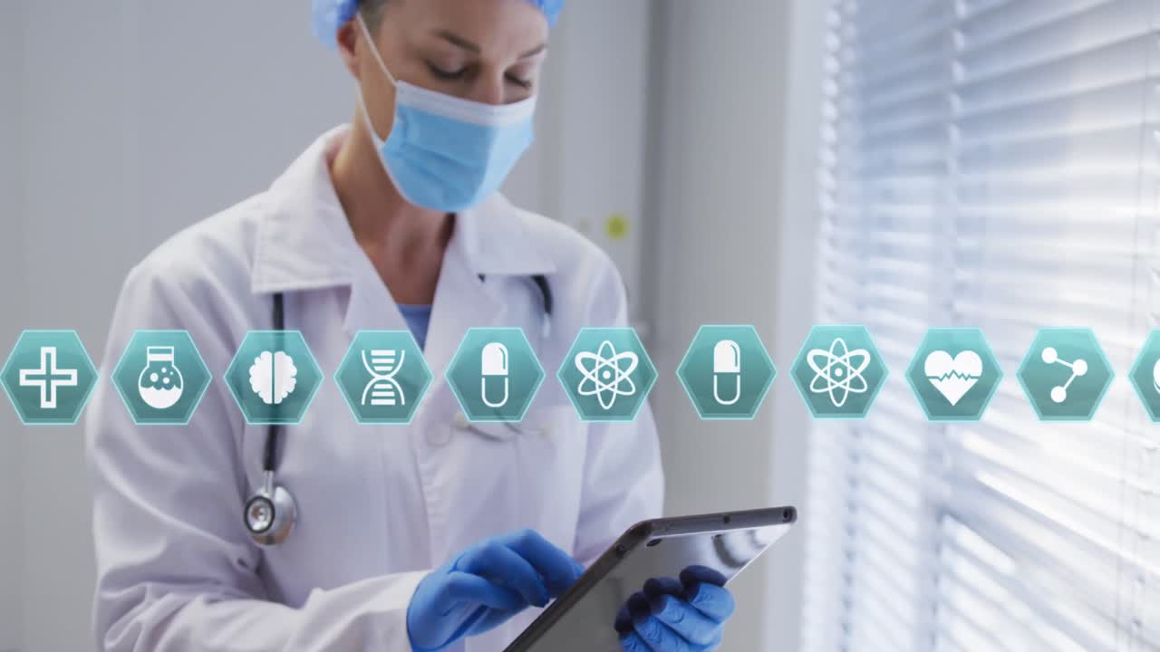 태블릿과 의료 아이콘과 함께 얼굴 마스크를 쓰고 있는 백인 여성 의사의 애니메이션