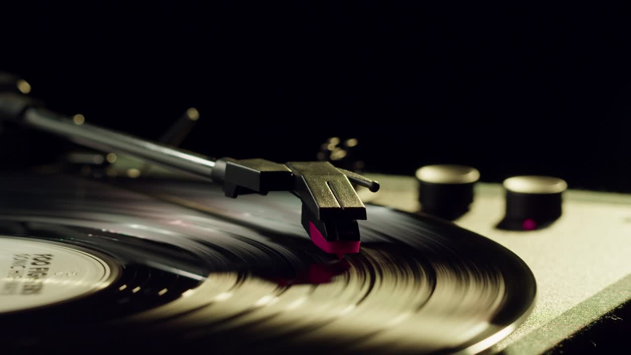 Primo piano di un disco in vinile che gira su un giradischi