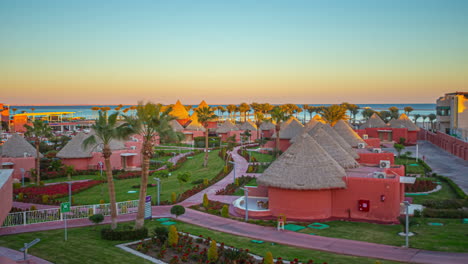 El-Día-Y-La-Noche-Caen-Sobre-Una-Playa-Turística-Del-Mar-Rojo-Con-Palmeras