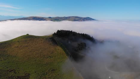 Statisch-Aufstellende-Übersicht-über-Einen-Bunten-Hügel,-Dahinter-Ein-Wolkenmeer