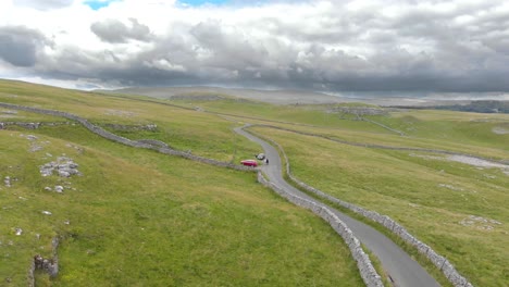 Lange-Gepflasterte-Straße-Neben-Holprigen-Grünen-Hügeln-Auf-Malham-Cove,-North-Yorkshire,-England-An-Bewölkten-Tag