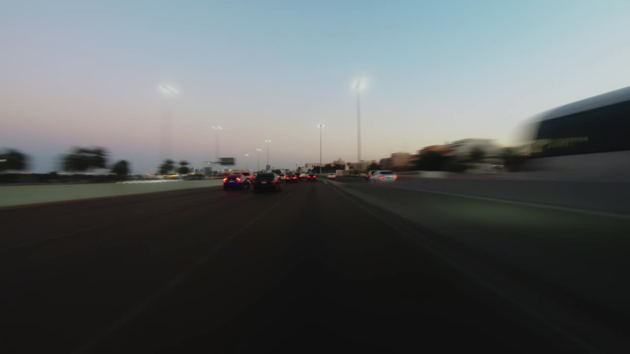 아부다비 고속도로의 자동차 교통의 타임 스 비디오