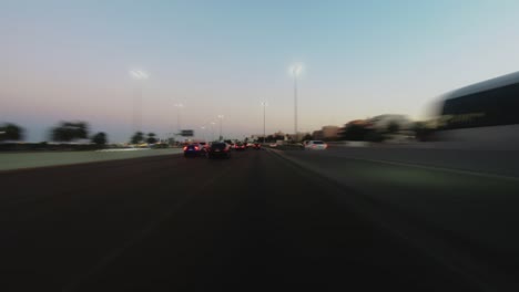 video de lapso de tiempo del tráfico de automóviles en la autopista de abu dhabi