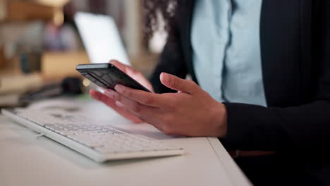 teléfono, mecanografía y manos de una persona de negocios