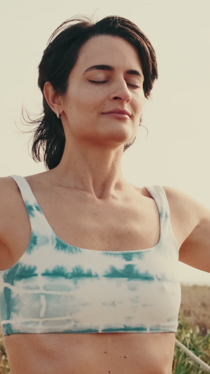 Close-up de Mulher Meditando ao Ar Livre com Olhos Fechados