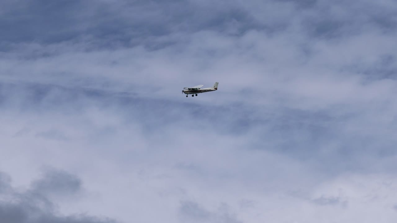 el helicóptero avanza a través de cielos variablemente nublados