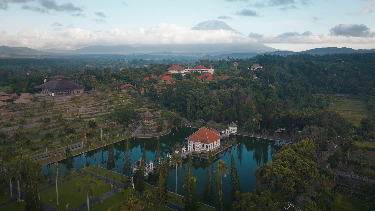 parque acuático unjung en bali, al amanecer con cielos azules y agua