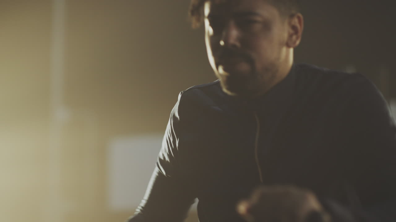 운동 자전거 를 타고 운동 하는 남자