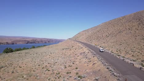 aerial sigue la furgoneta blanca conduciendo desde columbia r a frenchman coulee