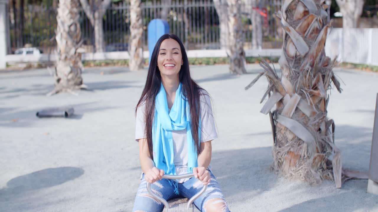 도시 공원에서  활기찬 여자