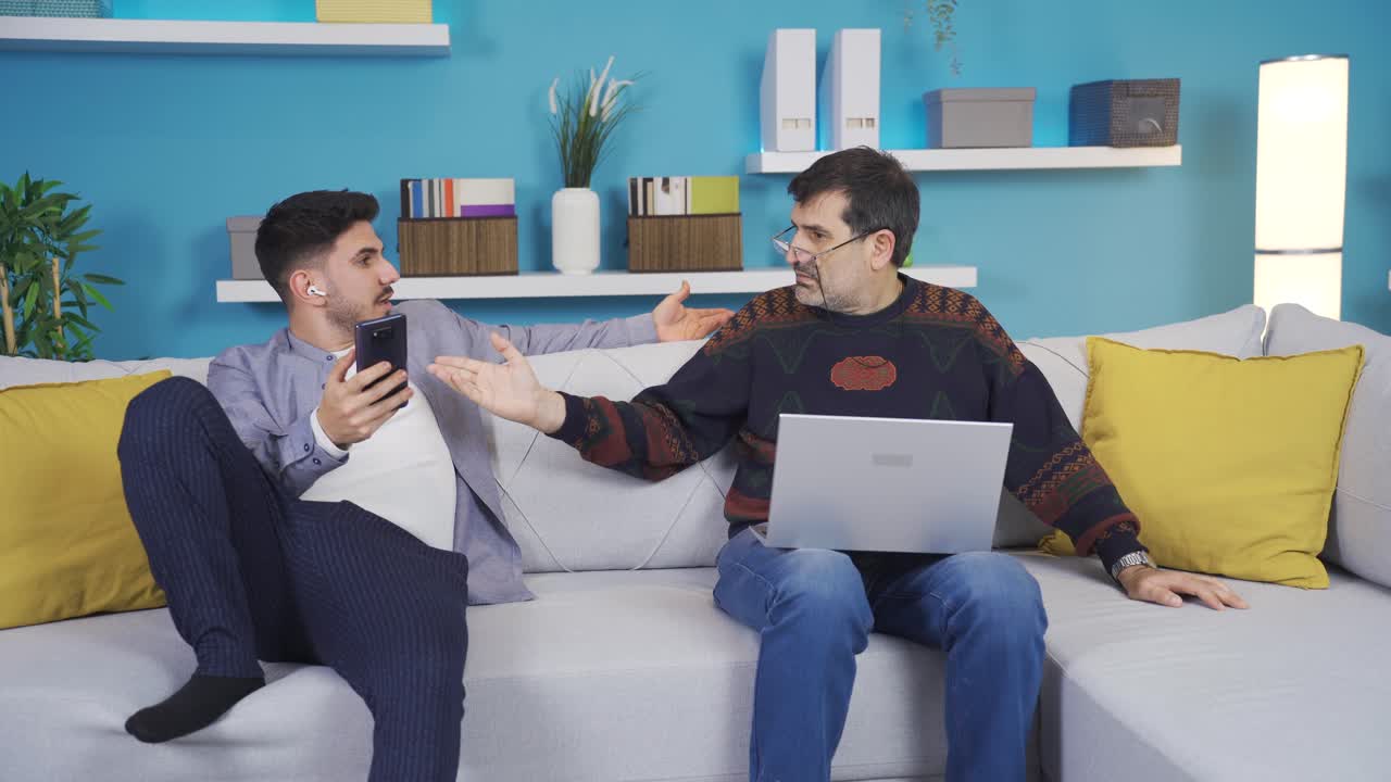 아버지는 아들의 행동과 태도에 대해 아들에게 화를 내고 있습니다.