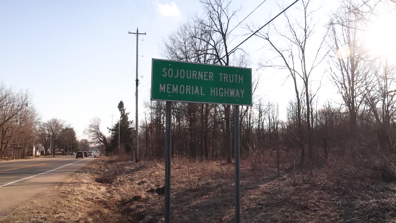 Segnale stradale commemorativo Sojourner Truth a Battle Creek, Michigan. Video.