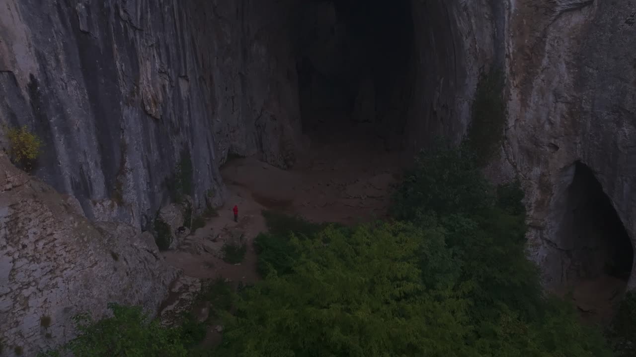 Terreno accidentato e sistema di grotte all'alba, Karlukovo, Bulgaria.