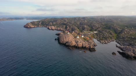 faro costero. el faro de lindesnes es un faro costero en el extremo sur de noruega.