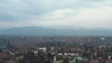 Toma-Aérea-De-Pedestal-Del-Horizonte-De-Kraljevo,-Serbia-En-Un-Día-Nublado-Y-Nublado