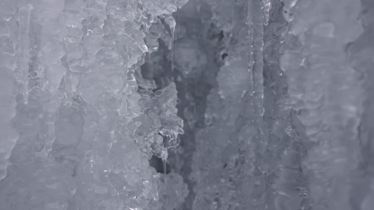 Nel freddo inverno, il fiume si ghiaccia e lunghi blocchi di ghiaccio pendono grondanti d'acqua