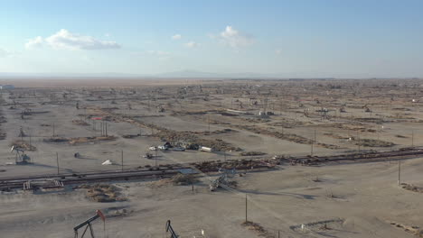 Wells-with-pump-jacks-on-oil-field,-Central-California-USA