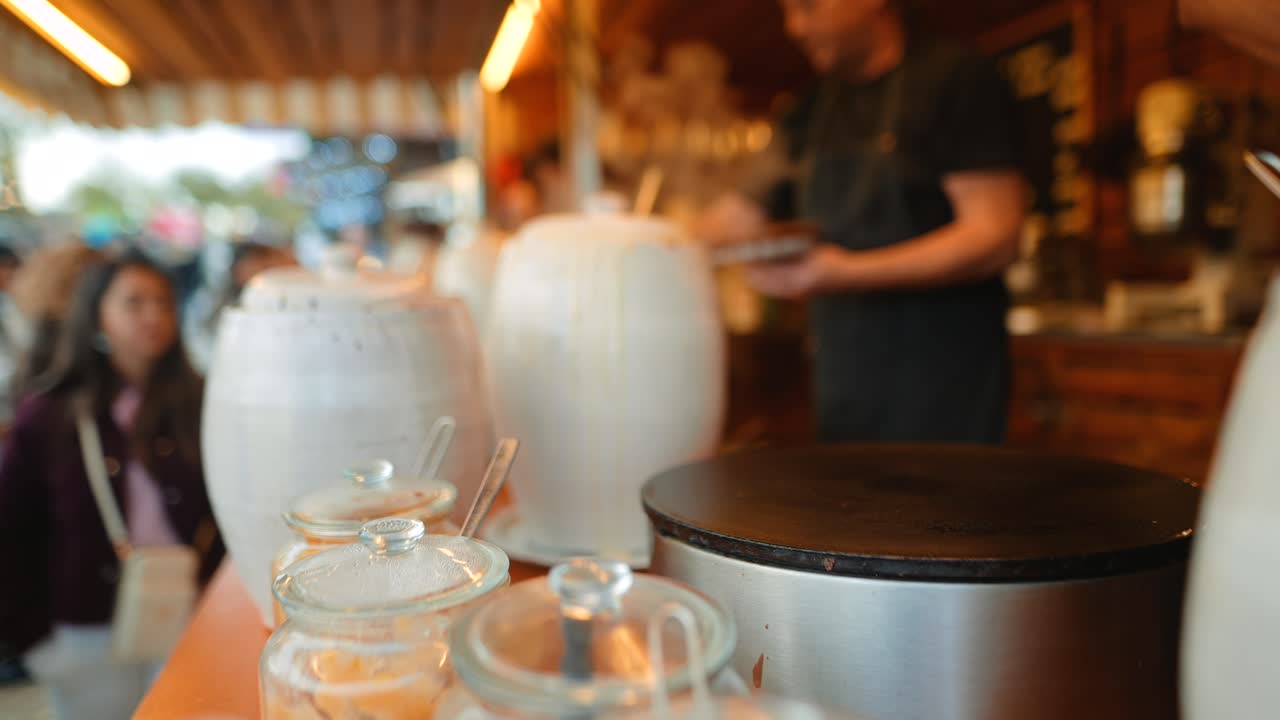 Tilberedning af crêpes på et street food-marked