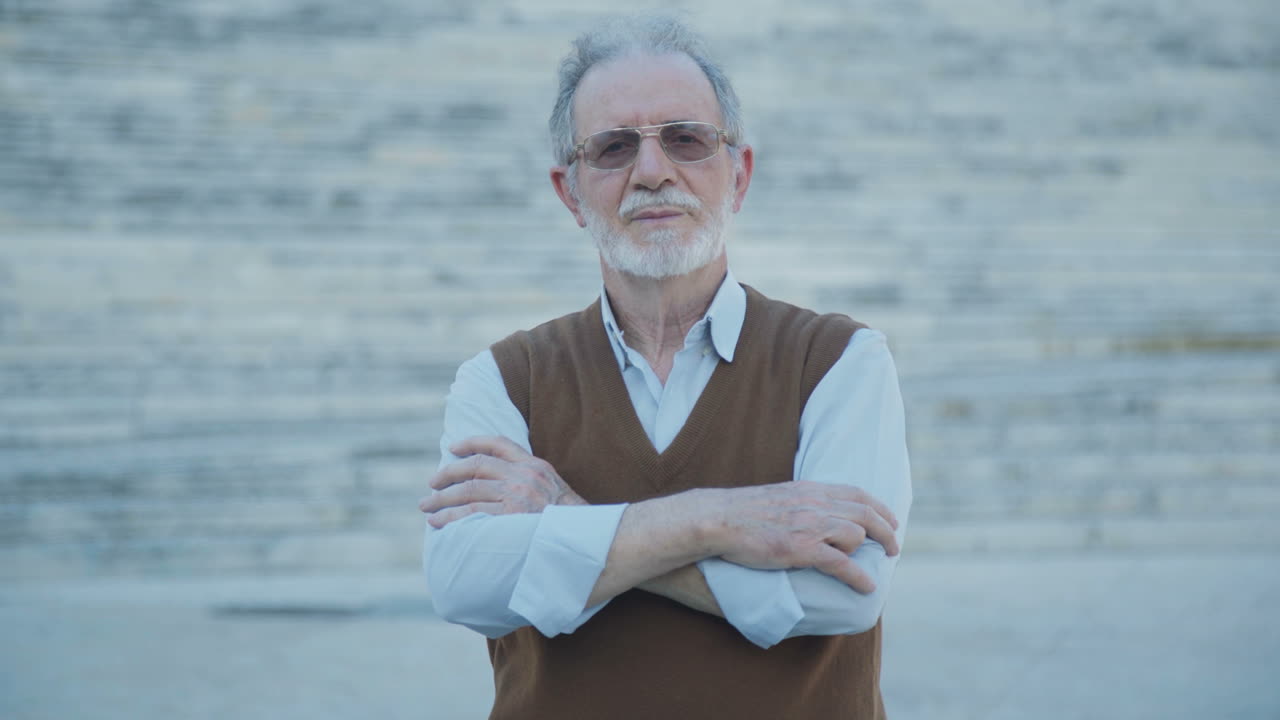 잘생긴  ⁇ 은이가 손을  ⁇ 고 엄지손가락을 들고