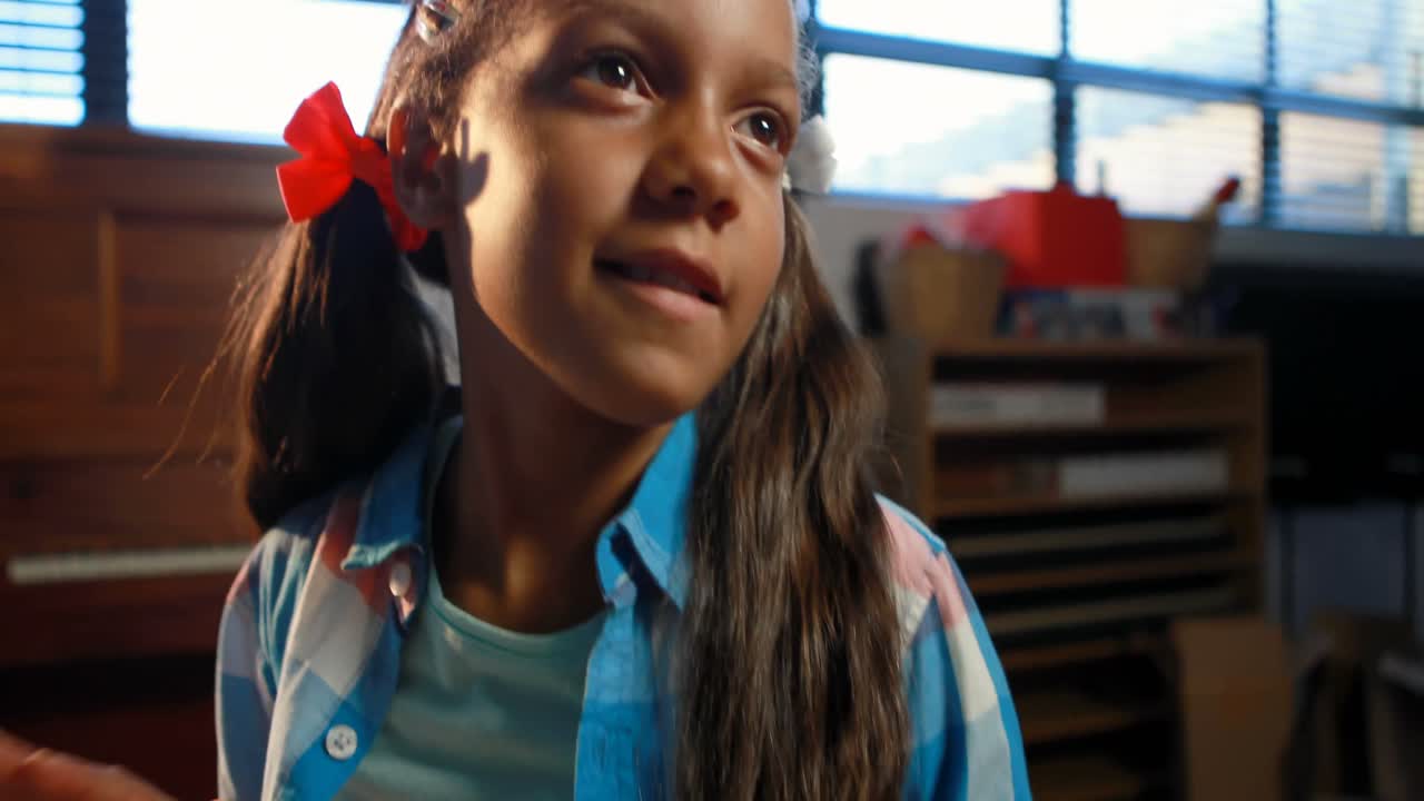 escolar tocando el tambor en la clase de música 4k