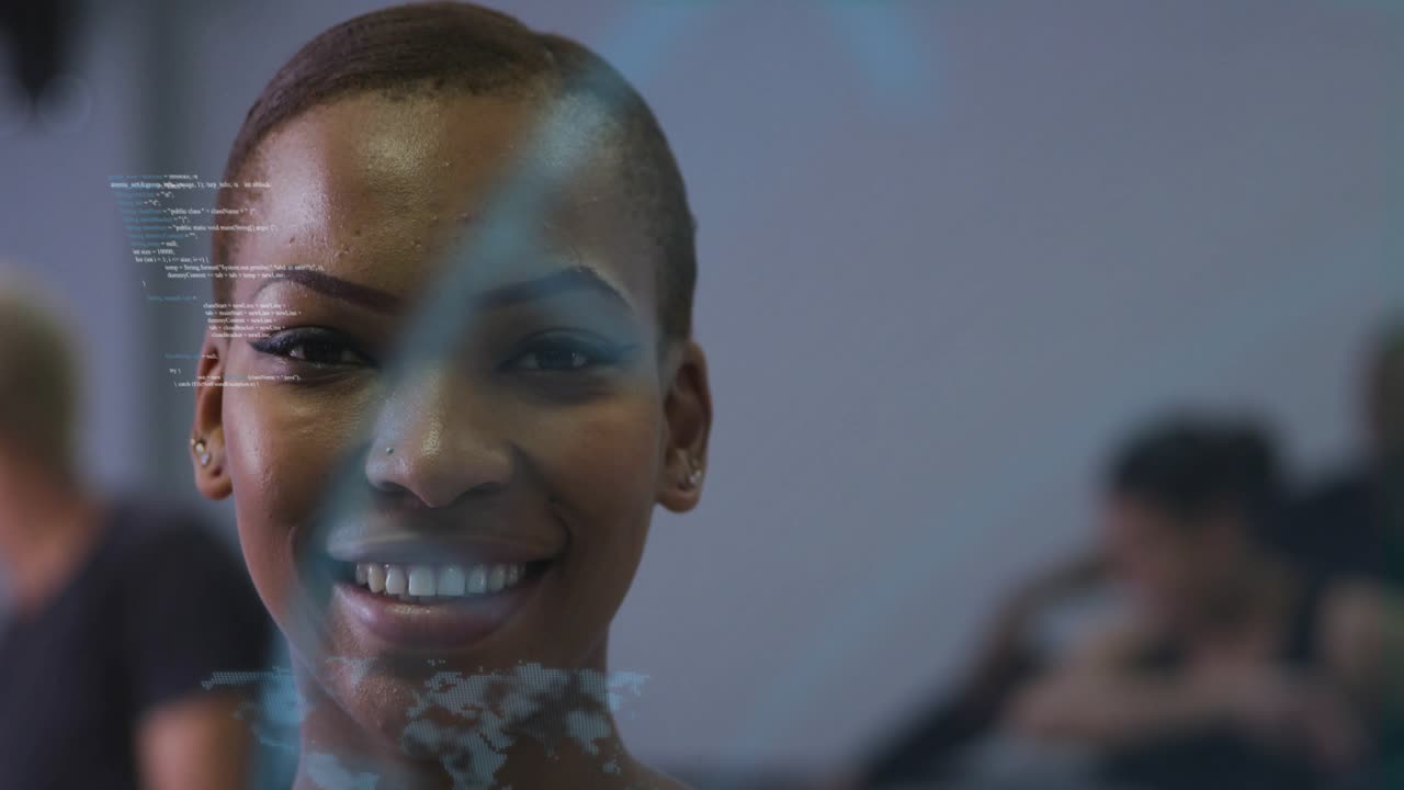 Donna sorridente e concentrata sul fitness in studio, HUD che attraversa il volto mostrando metriche all'inizio della classe di movimento