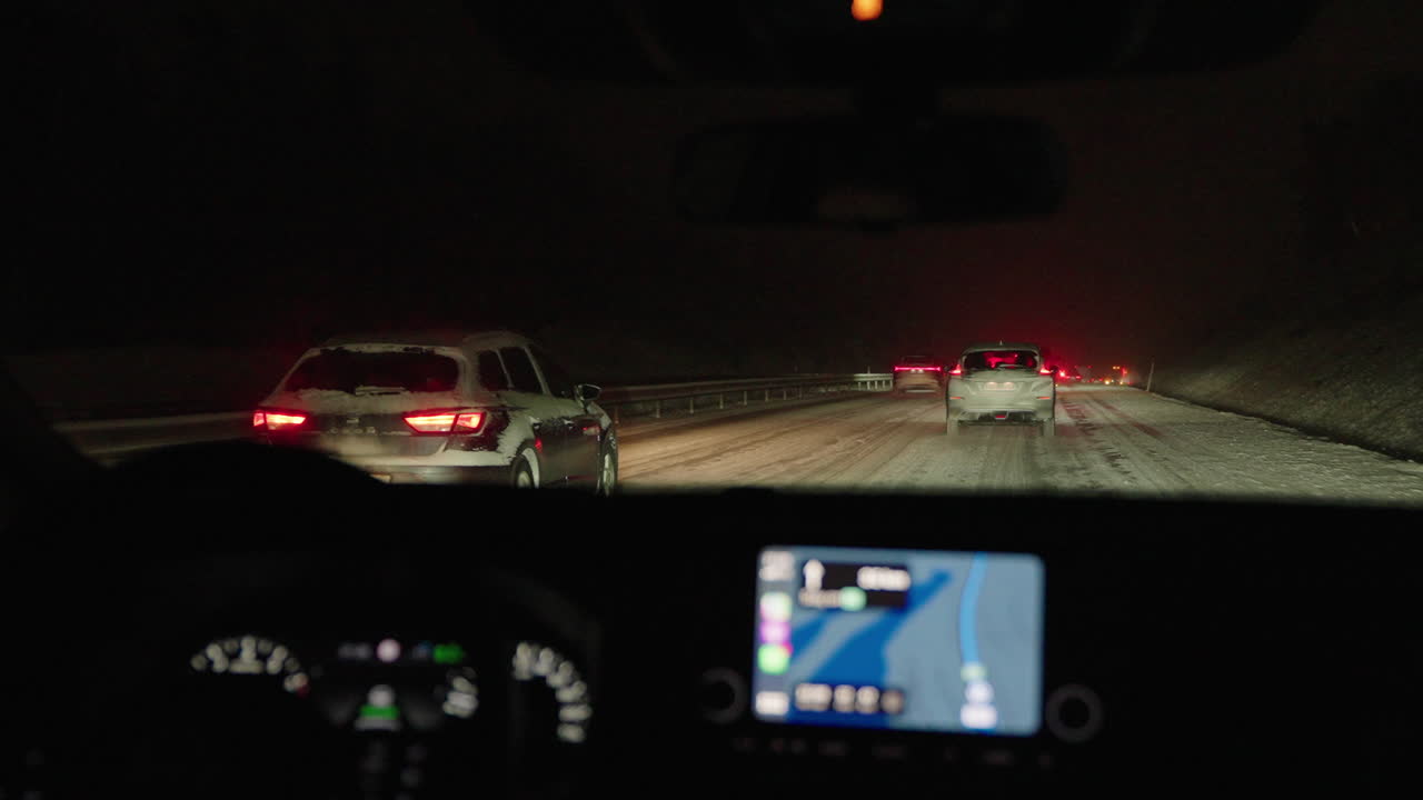 conducción en carretera durante la noche en tormenta de nieve, tráfico pesado en carretera oscura