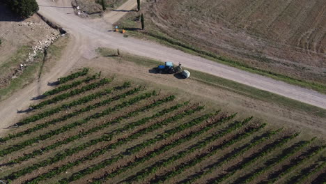 tractor agrícola junto a acres de viñedos, provincia de toscana, campo italiano