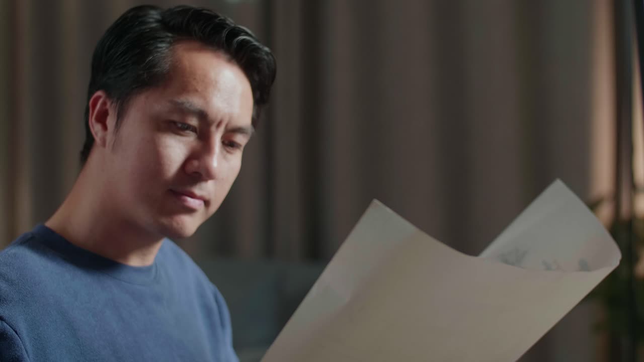 집에서 문서를 읽는 남자