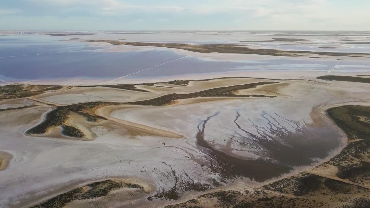 Lake Tyrrell, VIC, Australien. Drone tipper op for at afsløre en lavvandet saltsø.