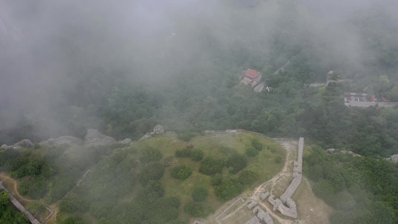 구름에서 본 고대 마다라 요새의 조감도