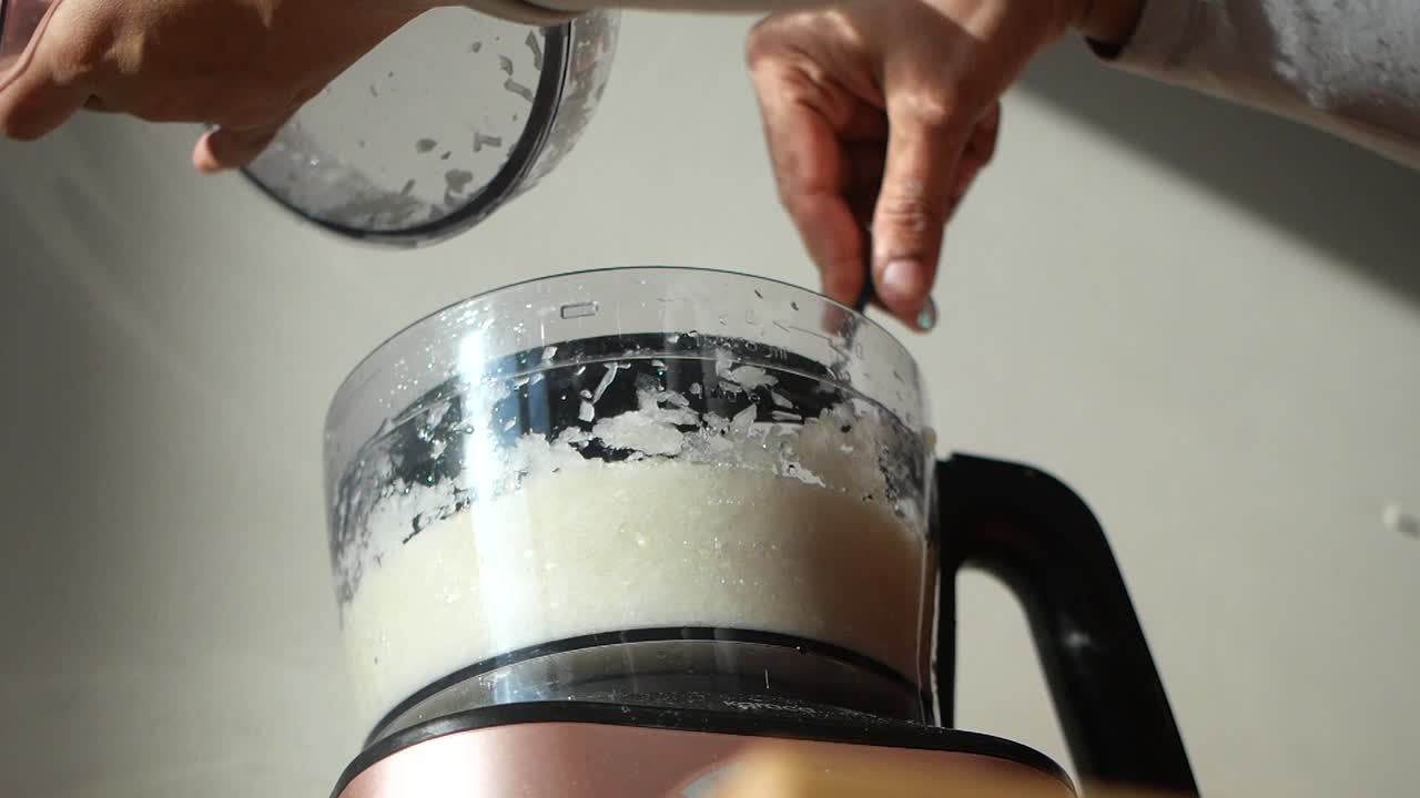 식품 가공기 를 사용 하여 채소 를 는 것