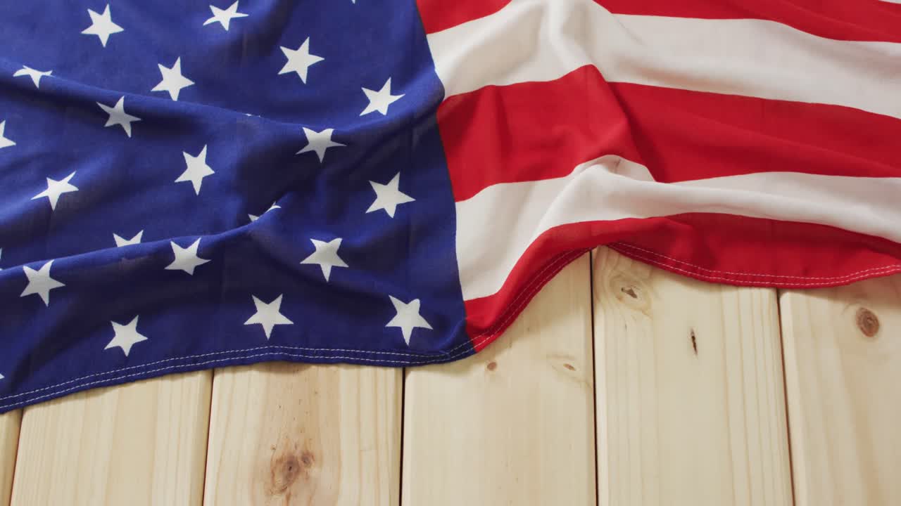 bandera americana arrugada con estrellas y rayas sobre un fondo de madera