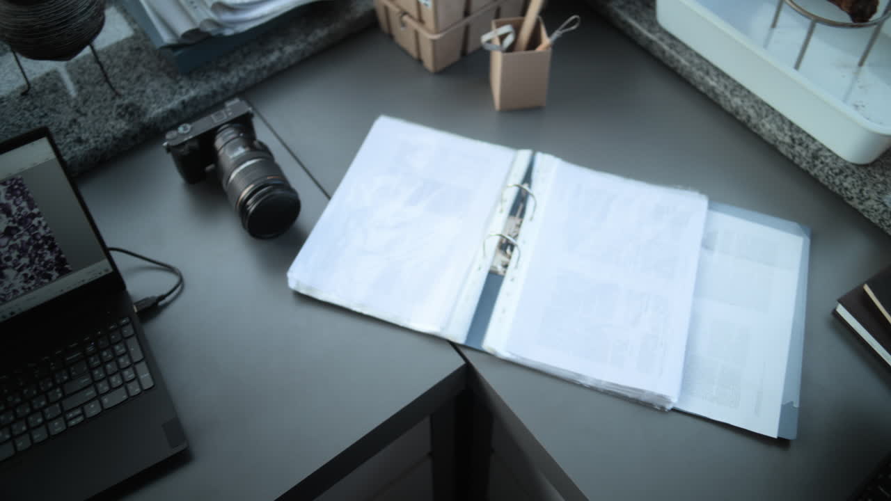 estación de trabajo de laboratorio con equipo de microscopía