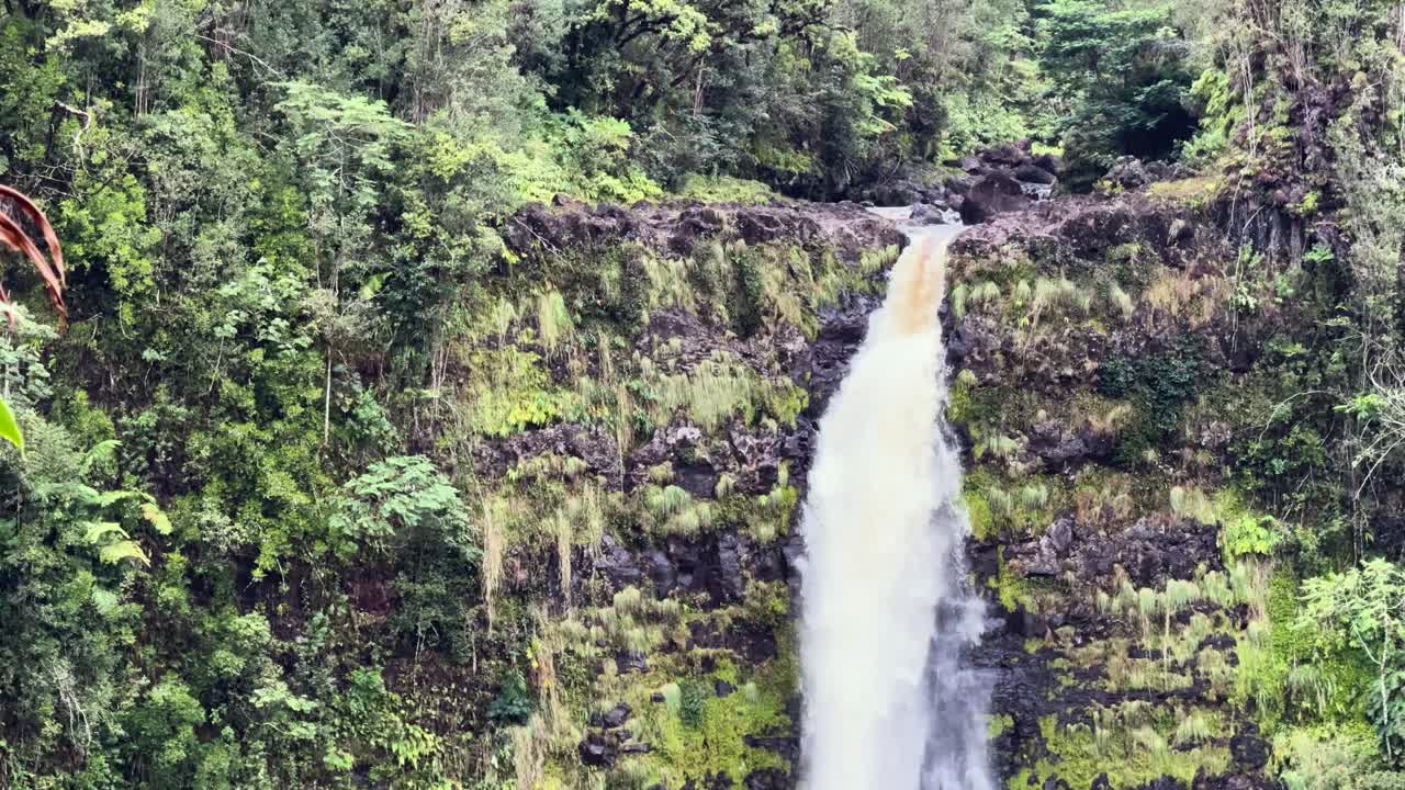 una toma estrecha de las cataratas de hi'ilawe en la isla grande de hawai