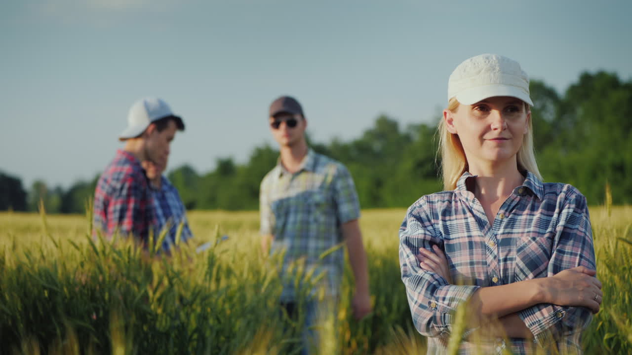 retrato de una agricultora en el contexto de los campos de trigo y otros agricultores