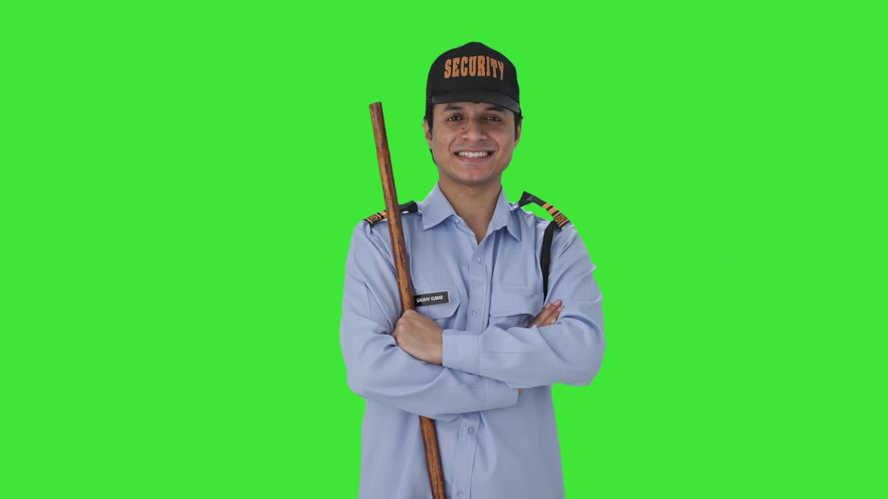 retrato de un feliz guardia de seguridad indio pantalla verde
