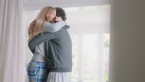 pareja feliz abrazándose excitada mujer abrazando a su novio compartiendo buenas noticias disfrutando de una relación romántica en casa imágenes 4k