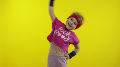 chica linda en ropa deportiva haciendo gimnasta de fitness ejercicios en casa. entrenamiento para niños. niño deportivo