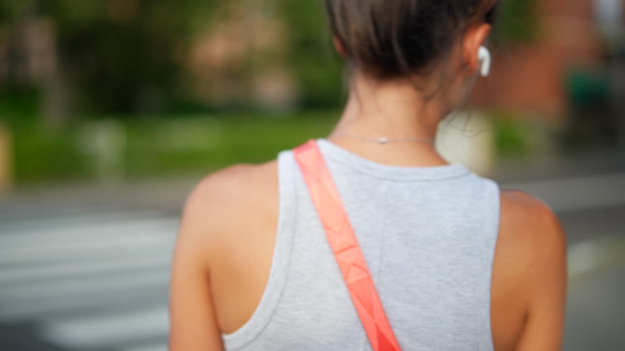 mujer caminando por la calle