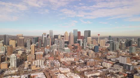 vuelo de avión no tripulado del centro de calgary en el día