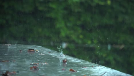 Lluvia-Cayendo-Sobre-El-Techo-Con-Fondo-De-Jardín