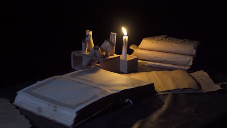 viejo libro histórico. acompañado por la luz de las velas.