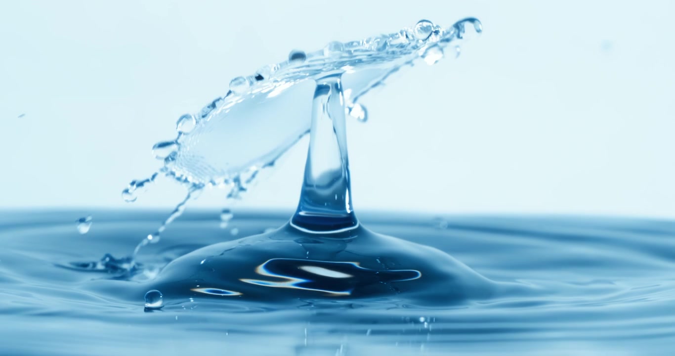 Ein Wassertropfen fällt in einen anderen Wassertropfen in Superzeitlupe. Aufgenommen mit 1600 fps Superzeitlupe.