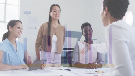 animación del procesamiento de datos financieros sobre diversas personas de negocios