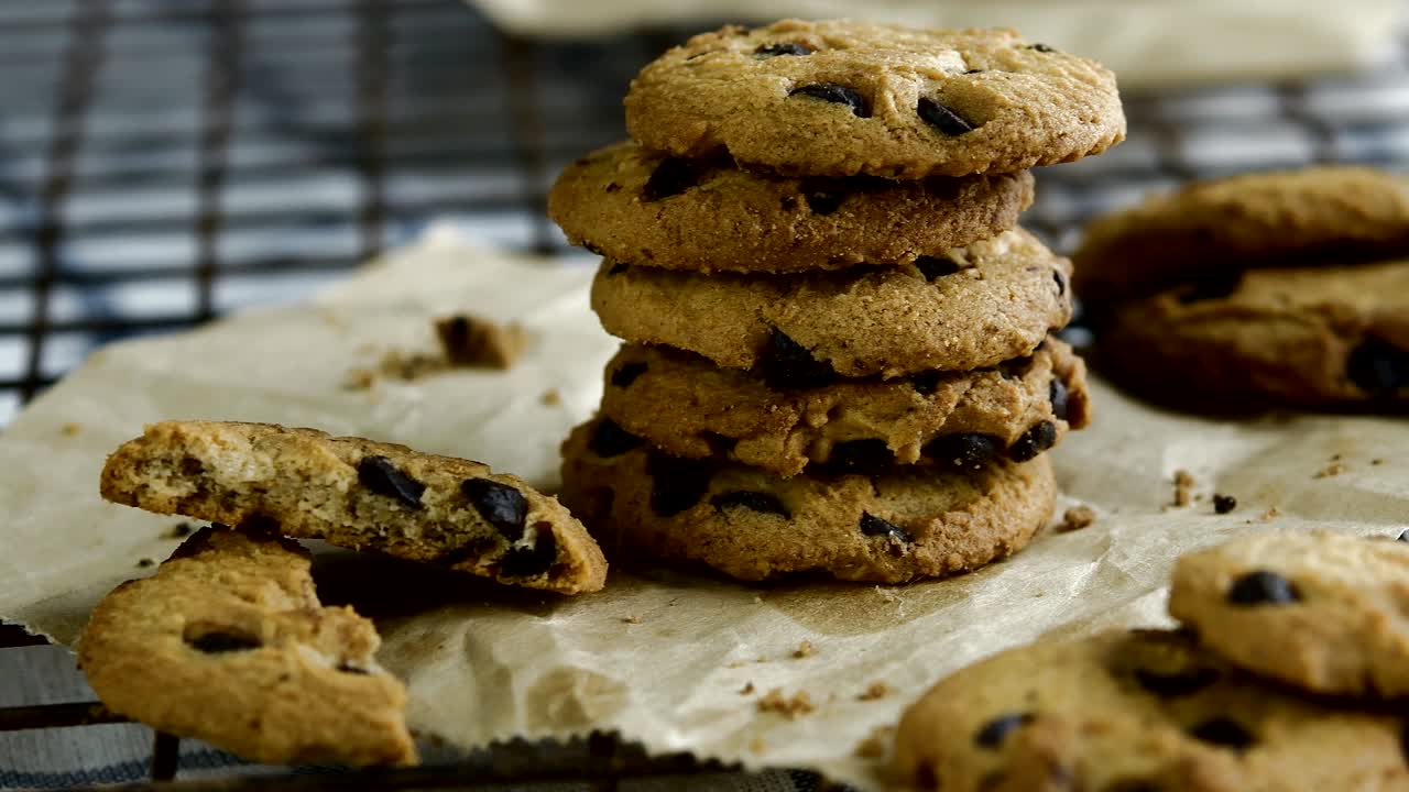 galletas de chocolate y un vaso de leche para el desayuno. 4k primer plano