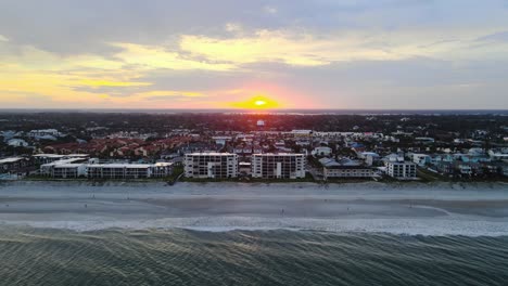 jacksonville beach fl al atardecer descendiendo sobre el agua
