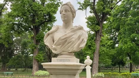 estatua de mármol del emperador británico tiberio en el memorial victoria